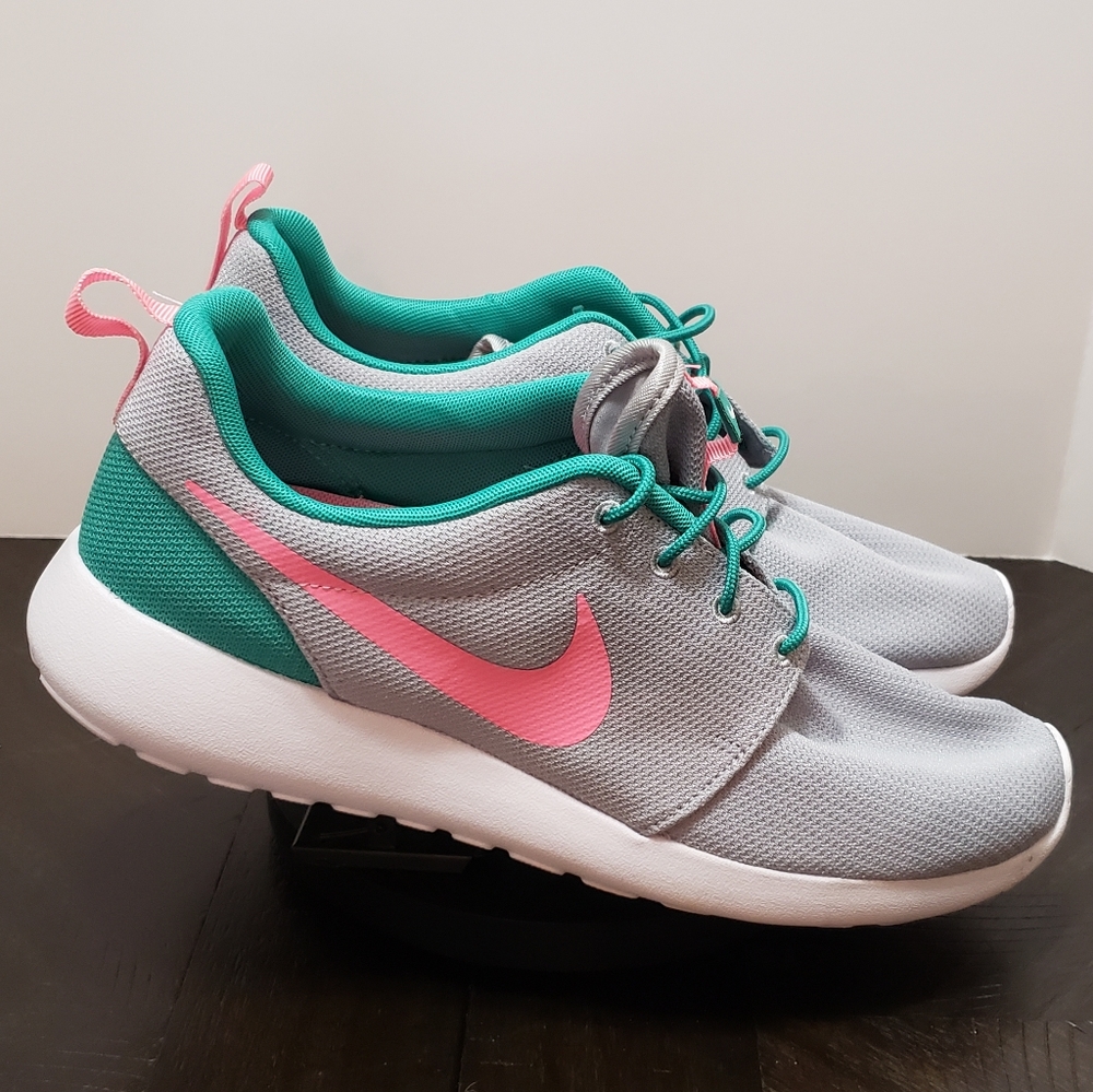 *NEW* Nike Roshe One size 10